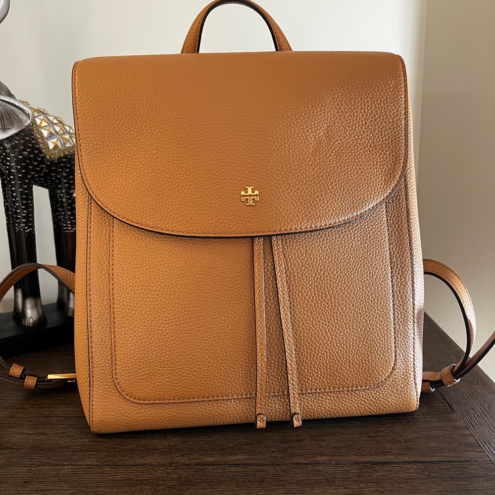 A back bag Tory Burch perfect size and you can have anything in there